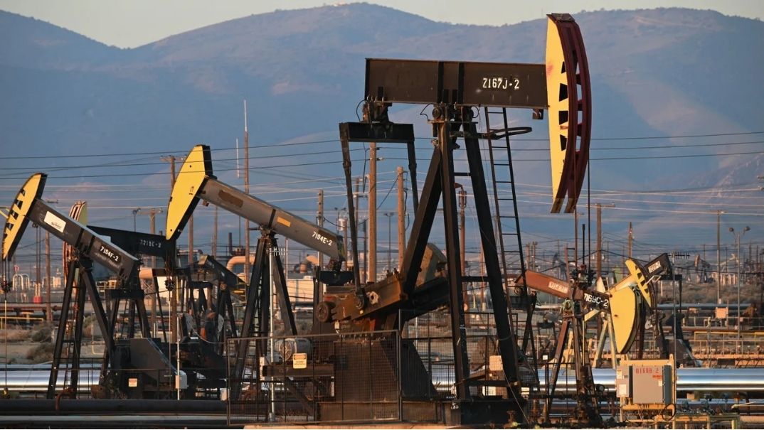 Oil prices hovering above $100 per barrel put heavy pressure on Asian stocks ahead of the Fed meeting. Photo: AFP