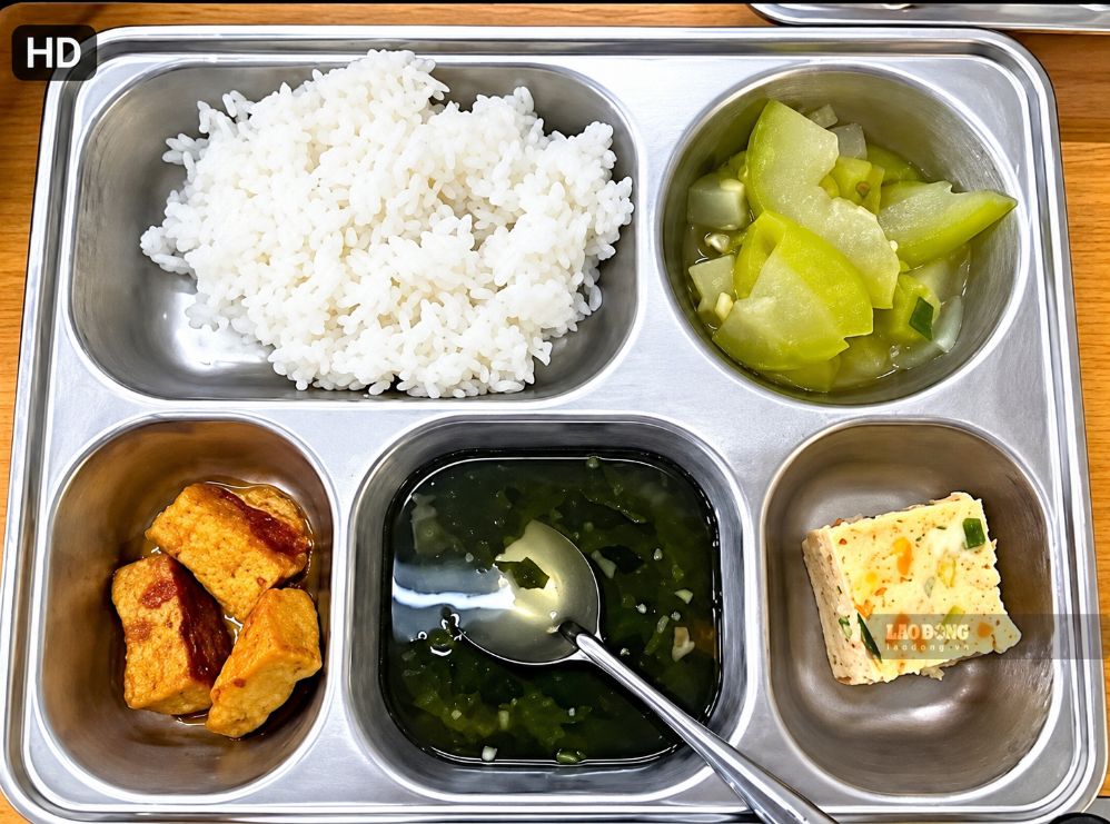 30,000 VND semi-boarding meal on the afternoon of September 14th at Ha Huy Tap 2 Primary School (Vinh Phu ward, Nghe An). Photo: Duy Chuong