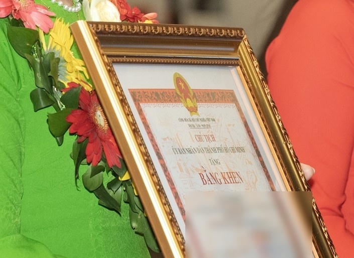 The Ministry of Home Affairs responds to readers' questions about the conditions for considering Certificates of Merit for teachers who have achieved Emulation Soldier status for 3 years. Photo: VGP