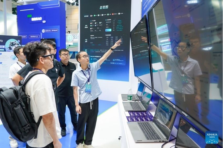 Khách tham quan trải nghiệm các ứng dụng giải pháp số, trí tuệ nhân tạo tại Tuần lễ An ninh mạng Trung Quốc ở thành phố Tế Nam ngày 14.9.2026. Ảnh: Xinhua