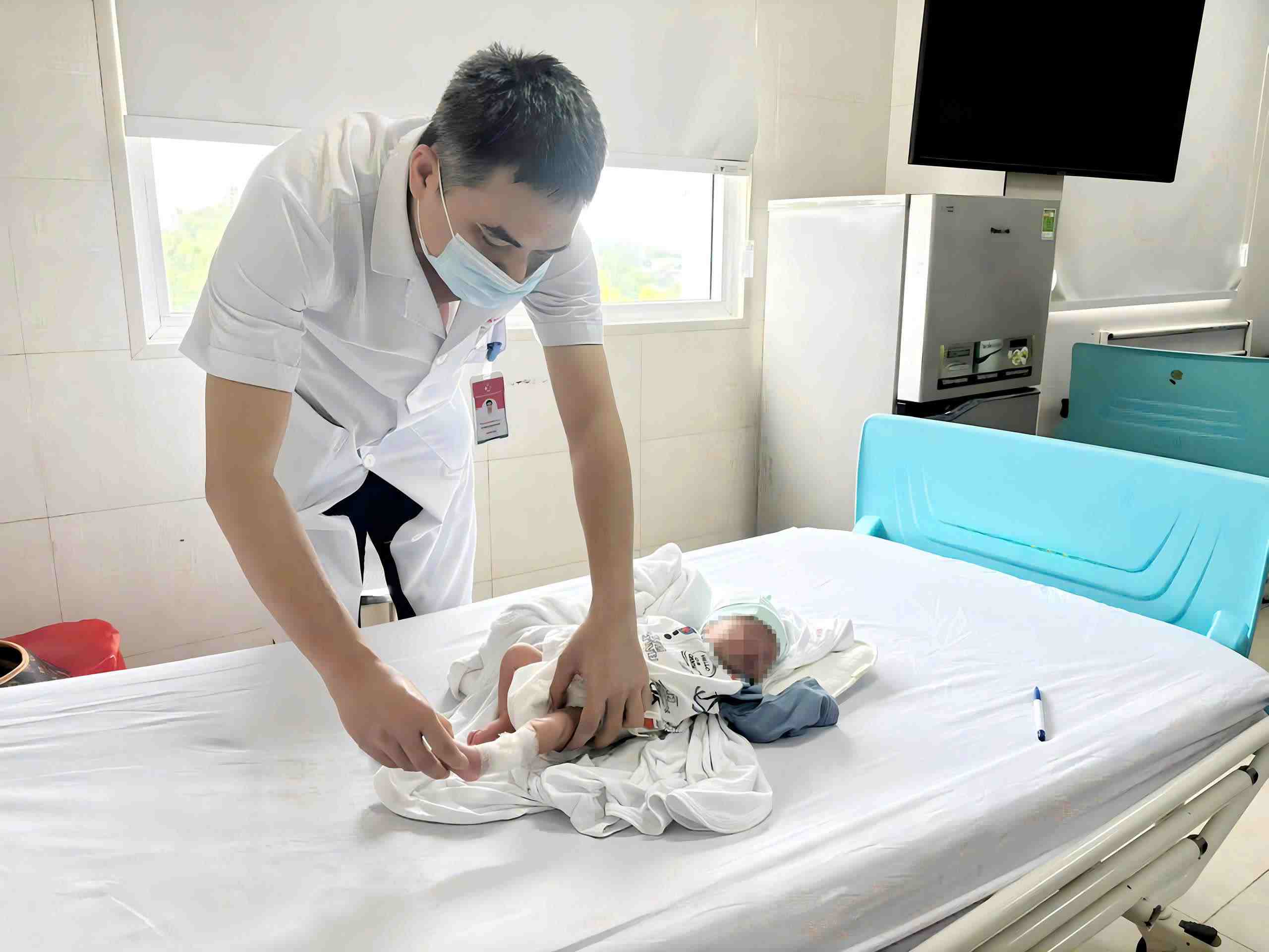 Bác sĩ thăm khám cho bệnh nhân. Ảnh: Bệnh viện Sản Nhi Phú Thọ cung cấp