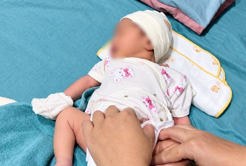 Bé sơ sinh bị bỏ trước cửa nhà dân, chính quyền xã Nam Phước, Đà Nẵng phát thông báo tìm thân nhân. Ảnh: UBND xã Nam Phước