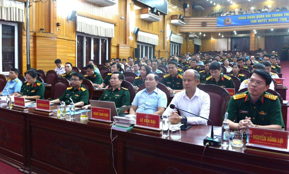 Tại hội nghị, các đại biểu được nghiên cứu những nội dung cơ bản, thiết thực, trực tiếp liên quan đến nhiệm vụ của cán bộ công đoàn. Ảnh: Thanh Huyền