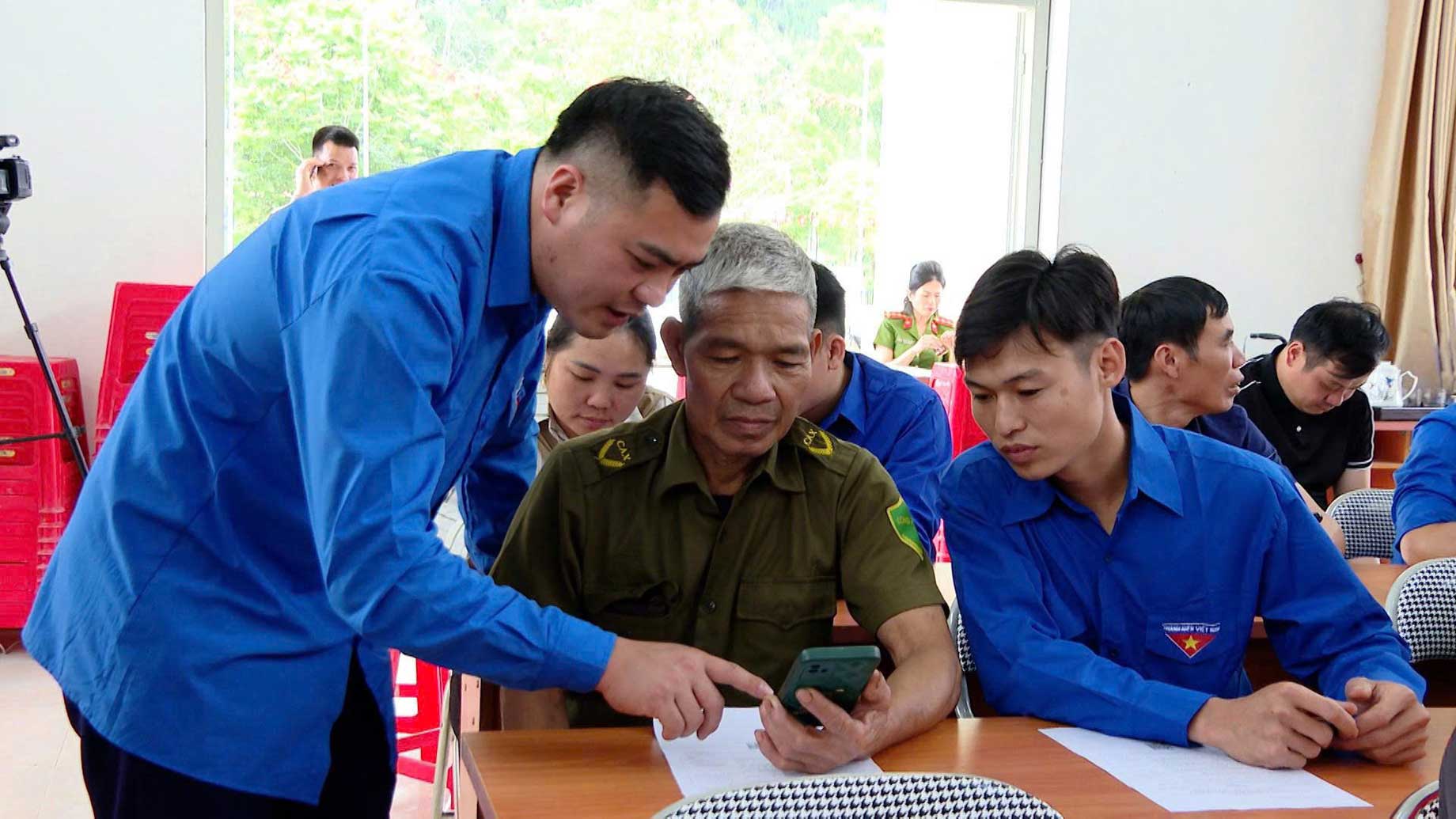 Miembros de la Unión de Jóvenes Comunistas Hồ Chí Minh y jóvenes "tienen la mano para guiar", guiando a la gente en el uso de teléfonos inteligentes y habilidades digitales. Foto: CTT juventud de Lạng Sơn
