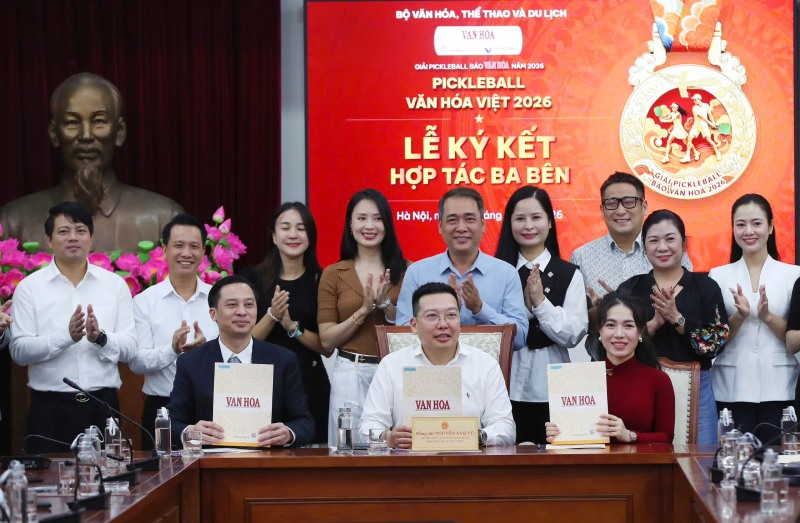 Las actrices Hồng Diễm, Minh Tiệp y el elenco en la rueda de prensa para anunciar el premio pickleball Văn hóa Việt 2026. Foto: Comité Organizador