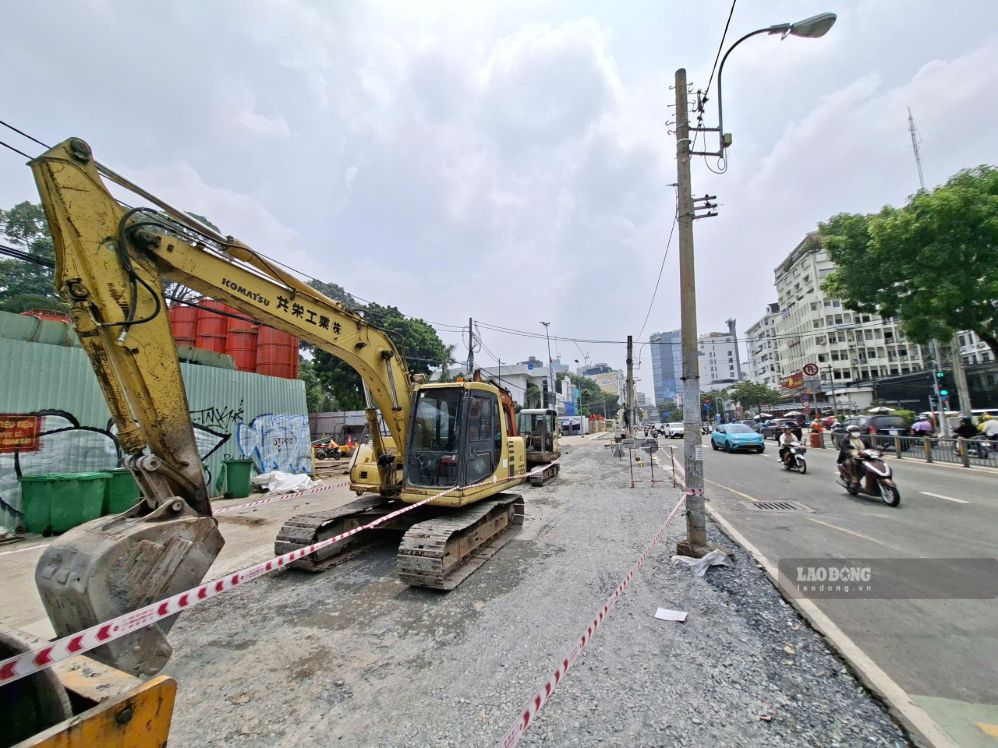 Rào chắn đường Cách Mạng Tháng Tám thi công ga Tao Đàn ngày 15.9. Ảnh: Minh Quân