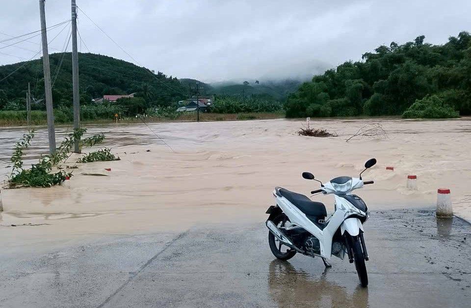 Heavy rain caused the spillway point in Tan Thanh commune, Thanh Hoa province to be deeply flooded. Photo: Tan Thanh Commune Police (taken on September 15, 2026)