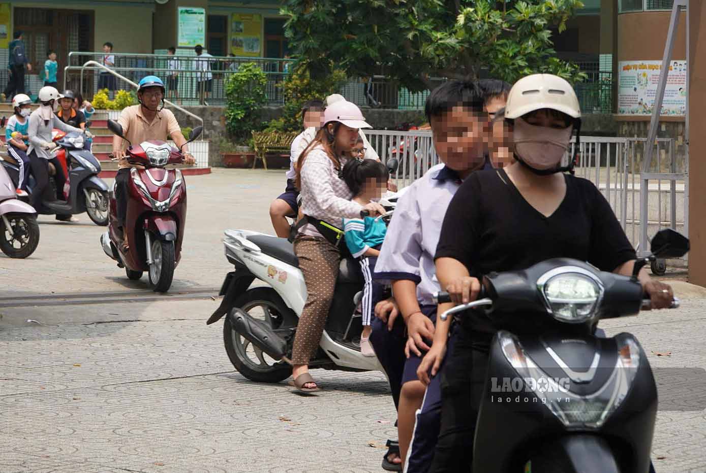 Parents of Nguyen Van Troi Elementary School pick up their children at noon on September 15 because the school had not had time to organize semi-boarding. Photo: Chan Phuc