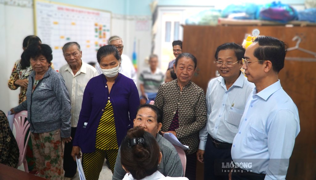 Phó Bí thư, Chủ tịch MTTQ Việt Nam tỉnh Cà Mau Hồ Thanh Thuỷ (bìa phải) động viên người dân nên khám sức khoẻ tại bàn khám sức khoẻ (ảnh chụp ngày 15.9.2026). Ảnh: Nhật Hồ.