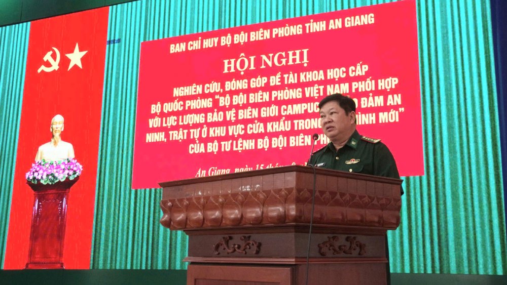 El coronel Phạm Văn Thắng, comandante del Comando de la Guardia Fronteriza de la provincia de An Giang, habló en la conferencia. Foto Guardia Fronteriza de An Giang