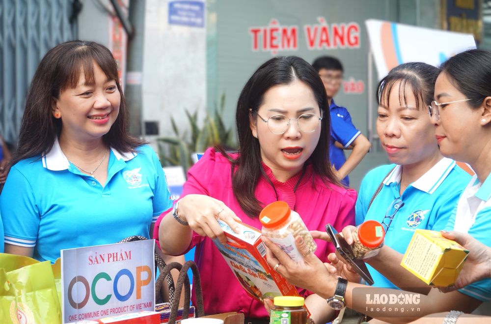 Lựa chọn hàng hoá tại phiên chợ 4.0 xã Hoà Bình, tỉnh Cà Mau (ảnh chụp ngày 15.9.2026). Ảnh: Nhật Hồ.