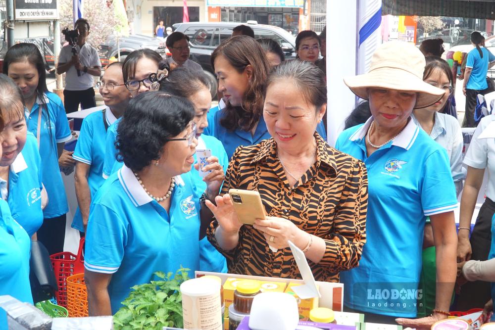 Người dân quét mã QR khi thanh toán tiền đi chợ tại chợ Hoà Bình, Cà Mau (ảnh chụp ngày 15.9.2026). Ảnh: Nhật Hồ.
