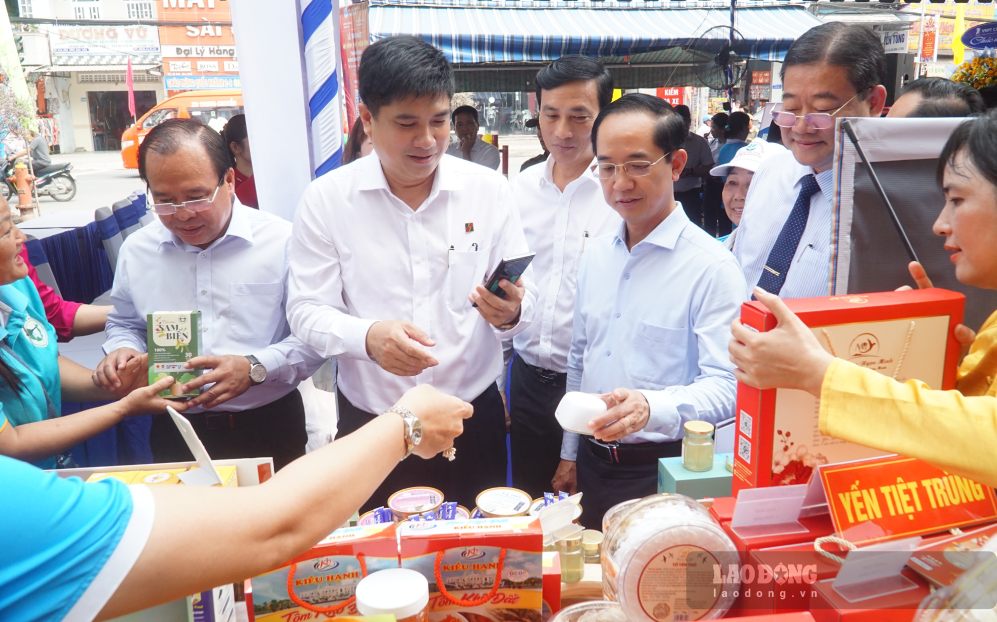 Lãnh đạo tỉnh Cà Mau trải nghiệm mua hàng hoá không dùng tiền mặt tại phiên chợ 4.0 xã Hoà Bình (ảnh chụp ngày 15.9.2026). Ảnh: Nhật Hồ.