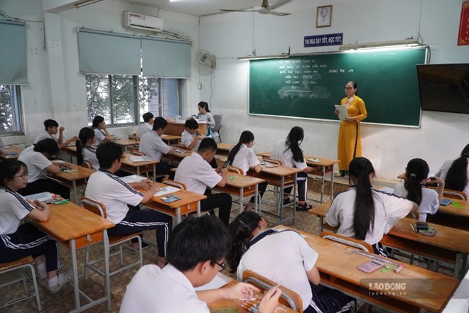 El borrador de la Circular propone que el comité de representantes de padres no cobre las tasas de la escuela. Foto ilustrativa: Chân Phúc