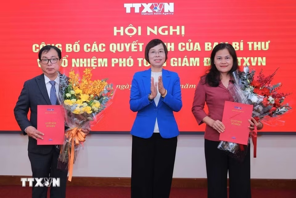 Ms. Vu Viet Trang - Member of the Standing Committee of the Party Committee of Central Party Agencies, Secretary of the Party Committee, General Director of VNA, Deputy Head of the Central Propaganda Department awarded the decision of the Secretariat to appoint Deputy General Director of VNA Nguyen Tuan Hung - Standing Deputy Secretary of the Party Committee and Deputy General Director of VNA Nguyen Thi Su. Photo: Hoang Hieu / VNA