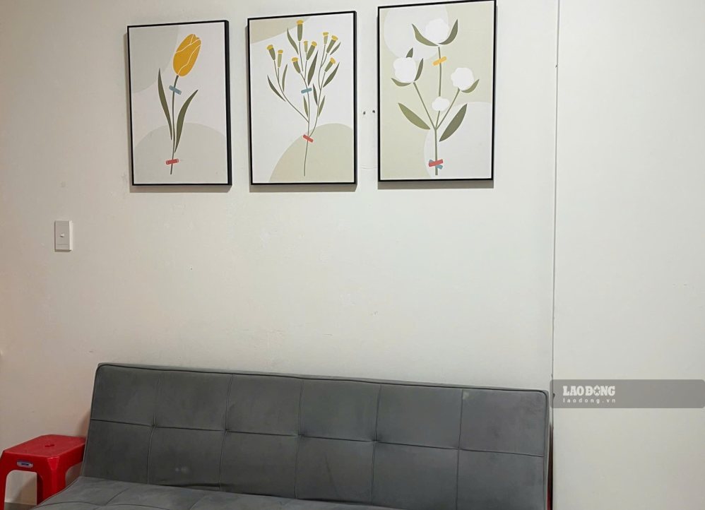 Hanging more paintings helps the wall become less monotonous and creates accents for the house. Photo: Thanh Thanh