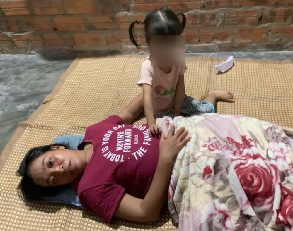Ms. Lam's poor family is entangled in debt when she gets sick, and baby An Nhien is sick. Photo: Family provided