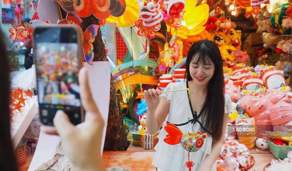 Du khách mua sắm, chụp ảnh check-in tại các gian hàng trên phố Hàng Mã. Ảnh: Minh Vũ