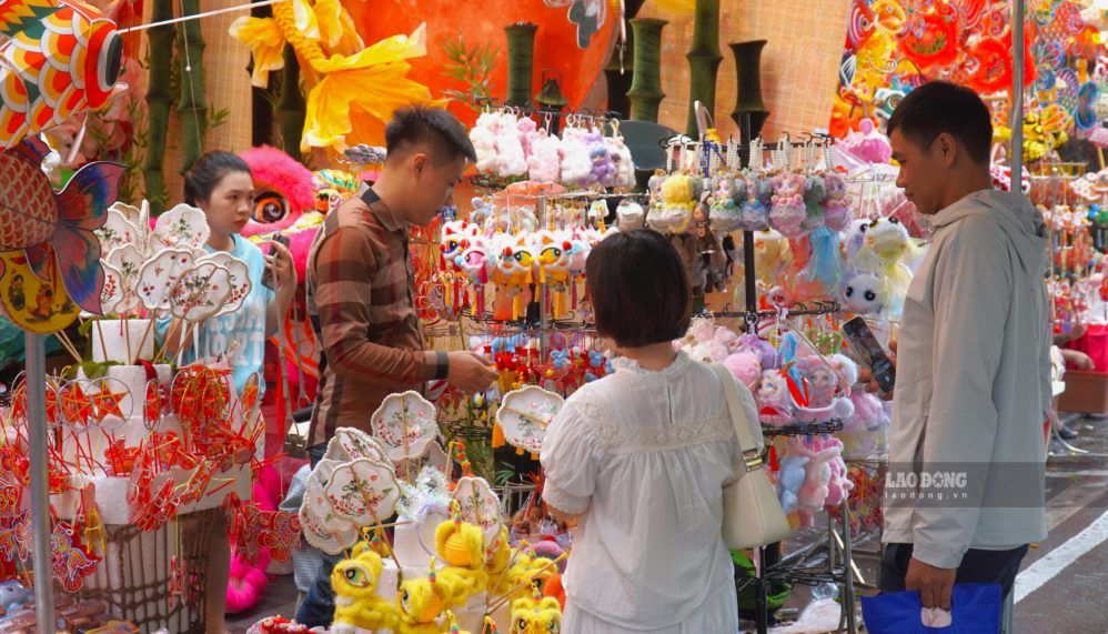 Nhiều gia đình tranh thủ buổi sáng đến phố Hàng Mã mua sắm đồ Trung thu, tránh thời điểm đông đúc vào buổi tối. Ảnh: Minh Vũ
