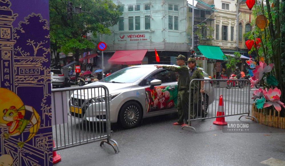 Lực lượng chức năng hướng dẫn, phân luồng giao thông tại khu vực phố Hàng Mã. Ảnh: Minh Vũ