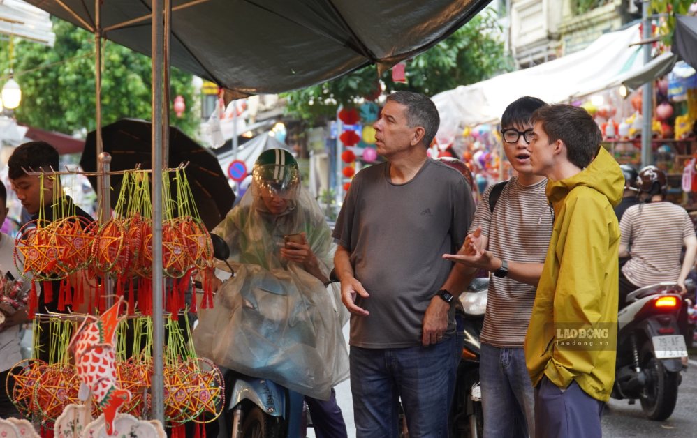 Du khách tham quan, mua sắm tại các gian hàng trên phố Hàng Mã. Ảnh: Minh Vũ