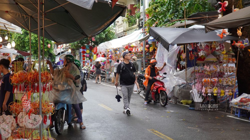 Các gian hàng đồ chơi dân gian được bố trí dọc phố Hàng Mã, thu hút sự quan tâm của người dân. Ảnh: Minh Vũ