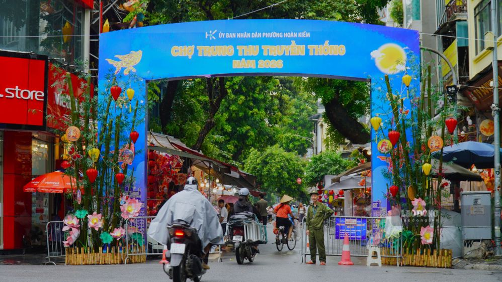 Hang Ma street is closed to vehicles to serve people and tourists visiting and shopping during the Mid-Autumn Festival (photo taken on the morning of September 15). Photo: Minh Vu