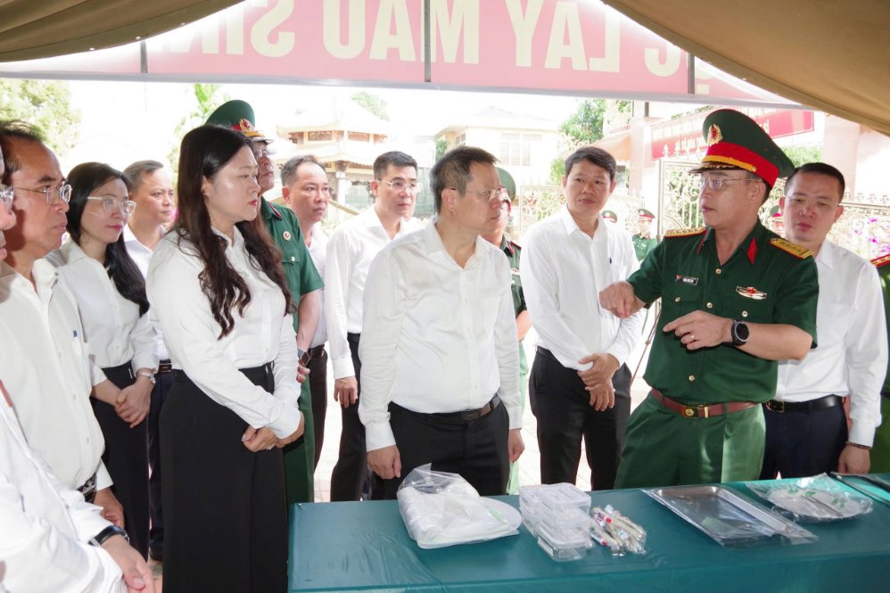 Đà Nẵng là địa phương có số lượng mộ liệt sĩ cần lấy mẫu sinh phẩm lớn nhất cả nước, chiếm hơn 50% toàn Quân khu 5. Ảnh: Quang Cường/Bộ CHQS TP Đà Nẵng