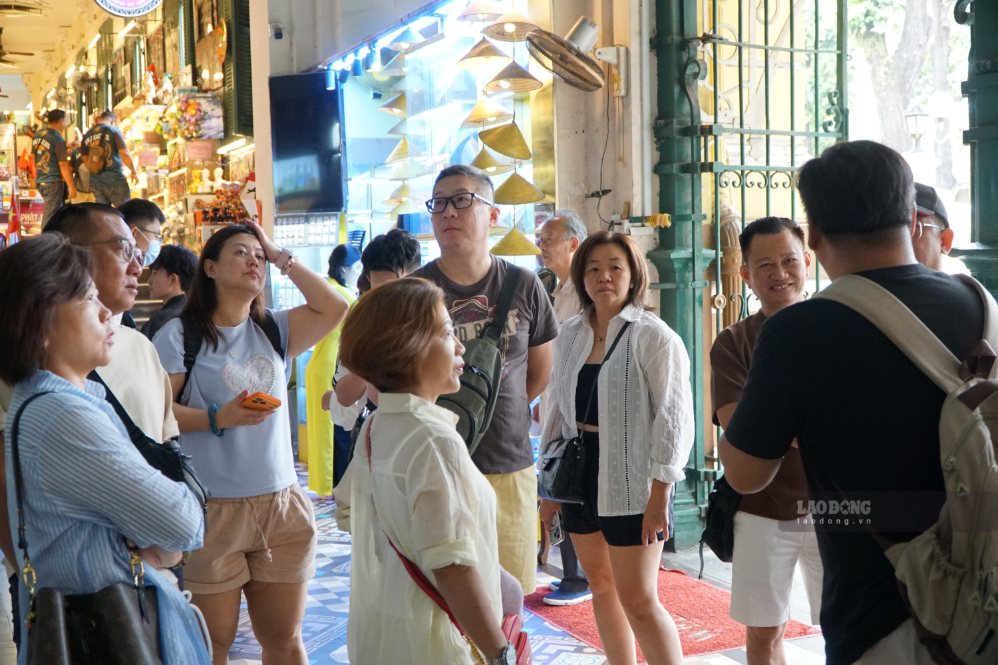 Grupo de turistas visitando la ciudad de Ho Chi Minh durante las vacaciones del 2 de septiembre. Foto: Thanh Chan