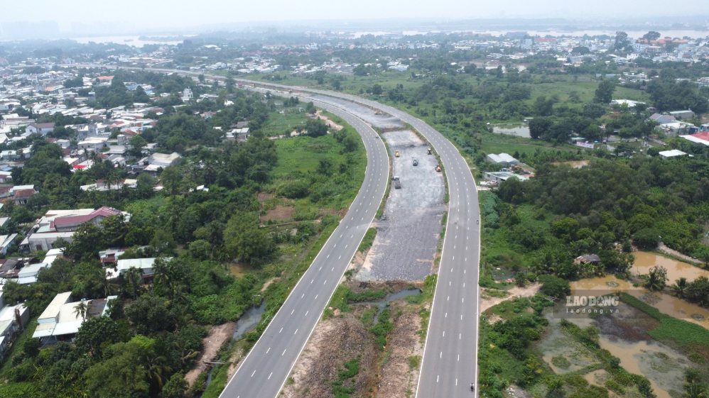 Đại lộ Nguyễn Hữu Cảnh chạy dọc sông Đồng Nai để giảm tải cho quốc lộ 51, tạo không gian hạ tầng phát triển các khu đô thị sinh thái, hiện đại ven sông. Ảnh: HAC