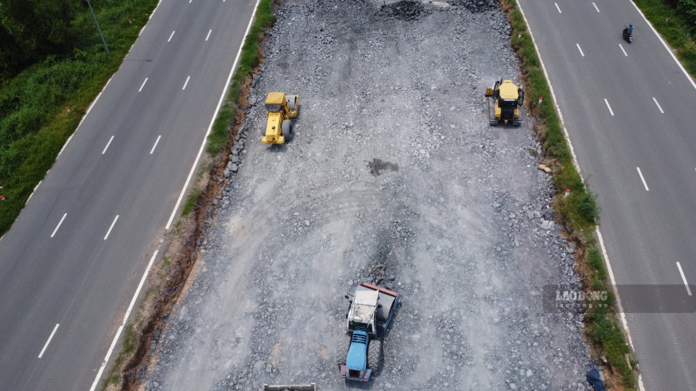 Theo ghi nhận của phóng viên, việc thi công diễn ra gấp rút, khẩn trương, nhiều máy móc thiết bị được huy động. Ảnh: HAC