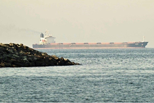 Iran declares no negotiations until the US meets the conditions set by Tehran. Pictured is a cargo ship passing through the Strait of Hormuz on February 25, 2026. Photo: AFP