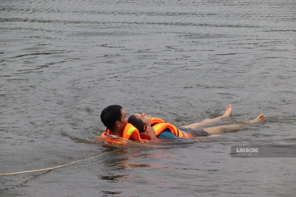 Fire and Rescue Police Force of Da Nang City Police deploys drills to practice disaster response plans, rainy and storm season 2026. Photo: Nguyen Linh taken on September 15