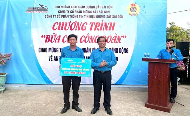 Nhân dịp Tháng Công nhân 2026, ông Hà Trọng Thắng - Chủ tịch Công đoàn Đường sắt Việt Nam đại diện cho Công đoàn ngành - trao hỗ trợ Mái ấm Công đoàn tới người lao động (bìa phải). Ảnh: Công đoàn Đường sắt Việt Nam