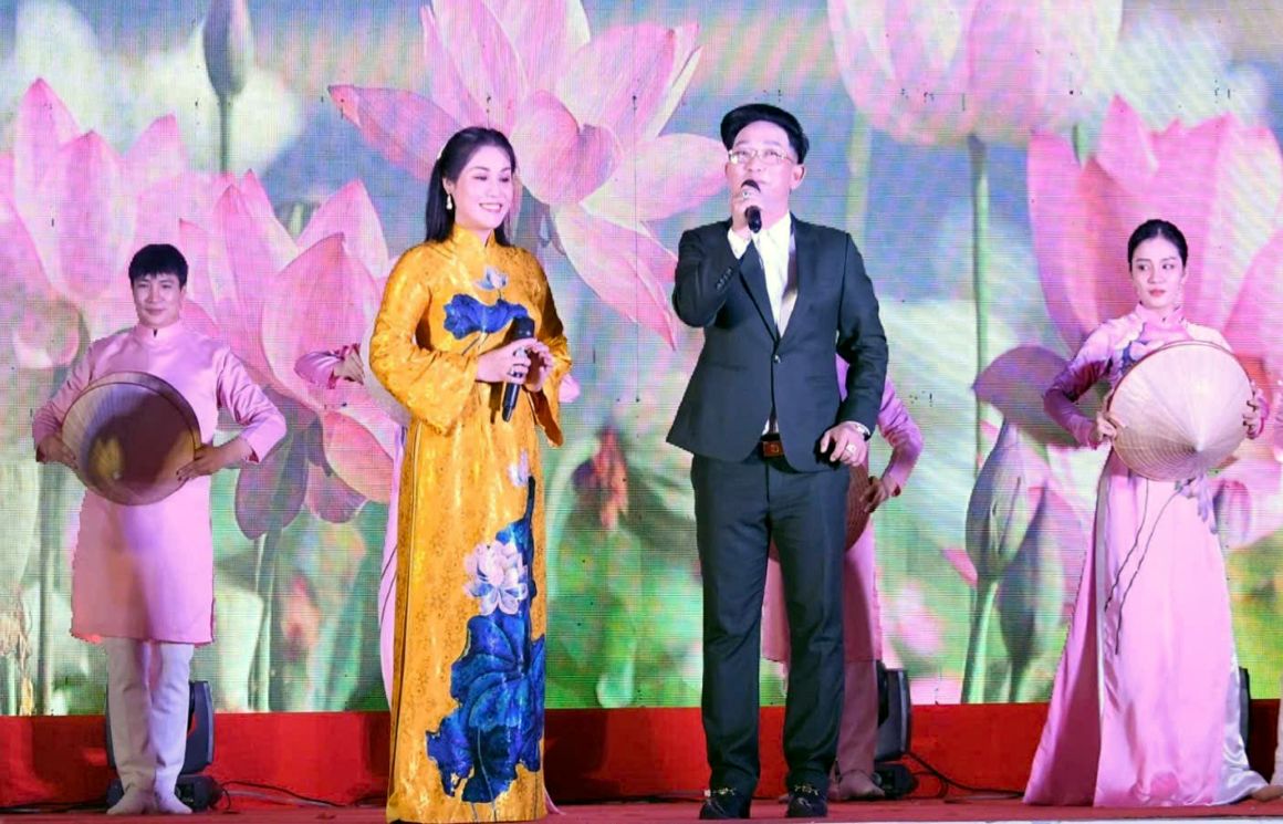 Đạo diễn Huỳnh Mơ trong lần tham gia biểu diễn. Ảnh: NVCC