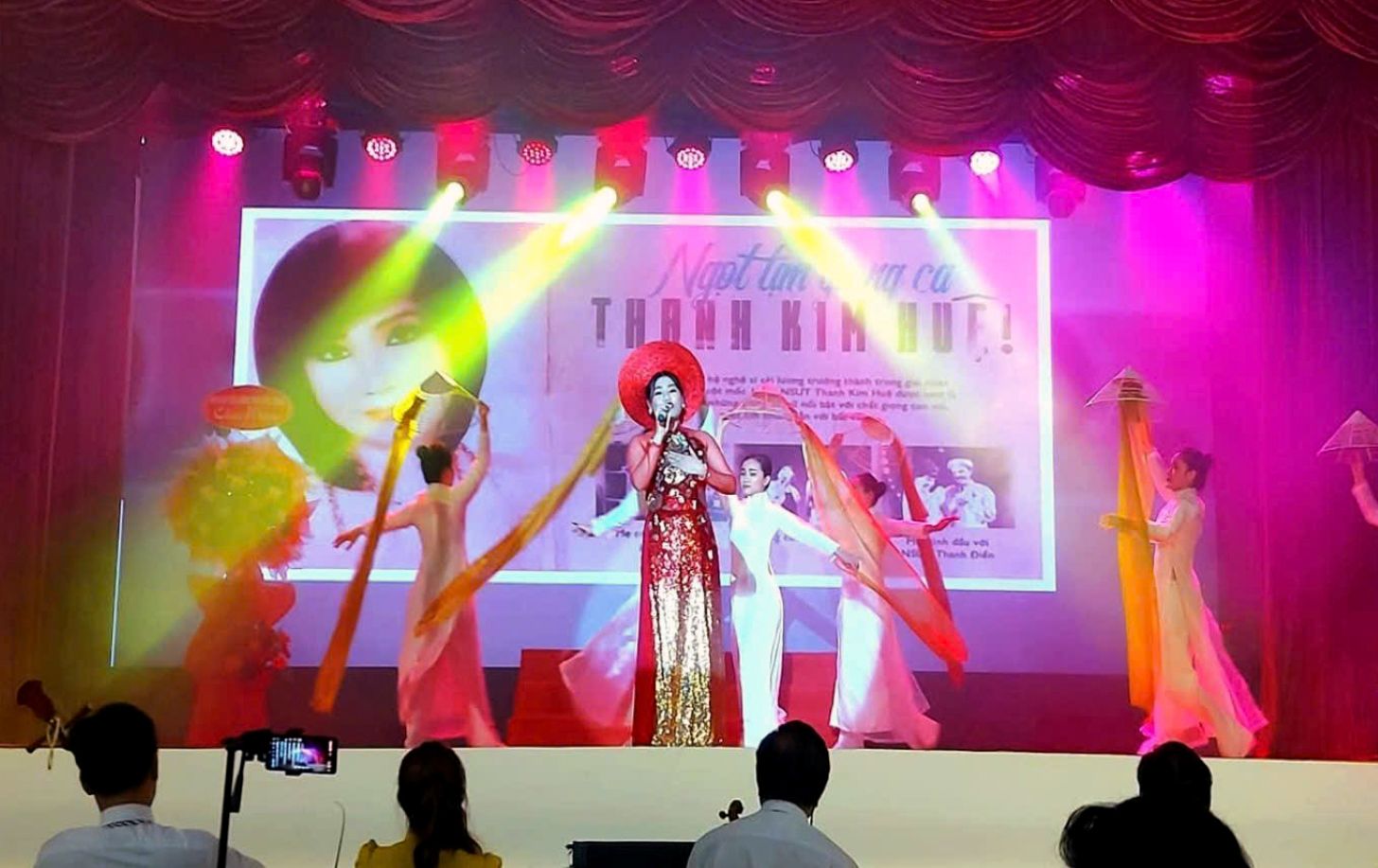 According to director Huynh Mo, in the current context, it is necessary to bring Cai Luong to the traditional stage to proactively find the public. Photo: NVCC