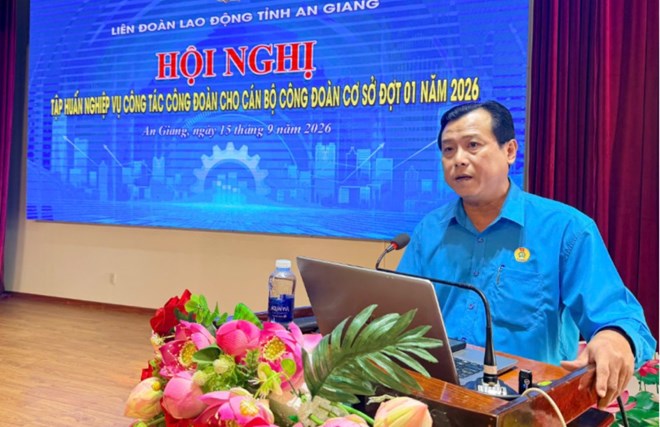 Ông Nguyễn Nhật Tiến, Phó Chủ tịch Thường trực LĐLĐ tỉnh An Giang phát biểu tại buổi tập huấn nghiệp vụ công tác Công đoàn. Ảnh: LĐLĐ An Giang