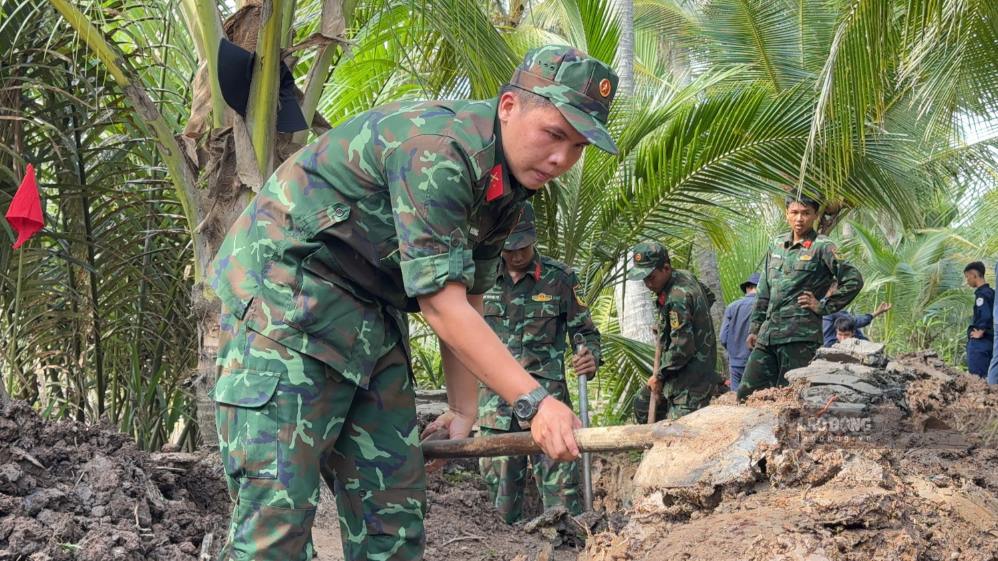 Đội Tìm kiếm, quy tập hài cốt liệt sĩ lâm thời tỉnh đào tìm từng lớp đất tại ấp Tân Phú, xã Đồng Khởi. Ảnh chụp ngày 8.9.2026 tại xã Đồng Khởi. Ảnh: Hoàng Lộc