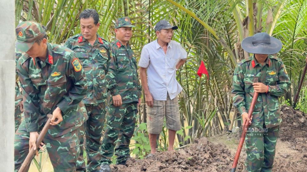 Officers and soldiers of the Team for Searching and Repatriating Martyrs' Remains perform their duties in the temporary cemetery area of Tan Phu hamlet. Photo taken on September 8, 2026 in Dong Khoi commune. Photo: Hoang Loc