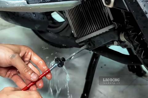 Using plain water to completely replace coolant water for scooters can cause the system to accumulate sediment, corrode and reduce heat dissipation. Photo: Cat Tien