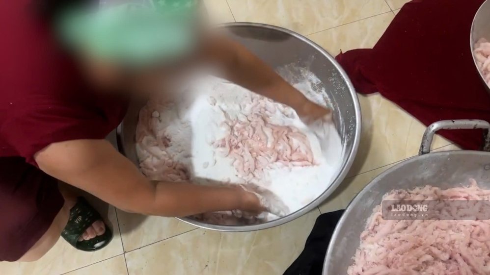 Cận Trung thu, việc sản xuất bánh tại nhiều kho xưởng trong điều kiện không đảm bảo tại làng Xuân Đỉnh được ghi nhận. Ảnh: PV