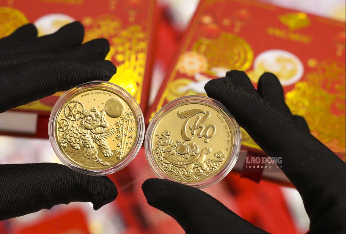 World gold prices fell sharply as investors increased concerns about the possibility that the Fed will continue to maintain high interest rate policies. Pictured is Ancarat's Mid-Autumn gold collection, taken on September 10, 2026. Photo: Phan Anh