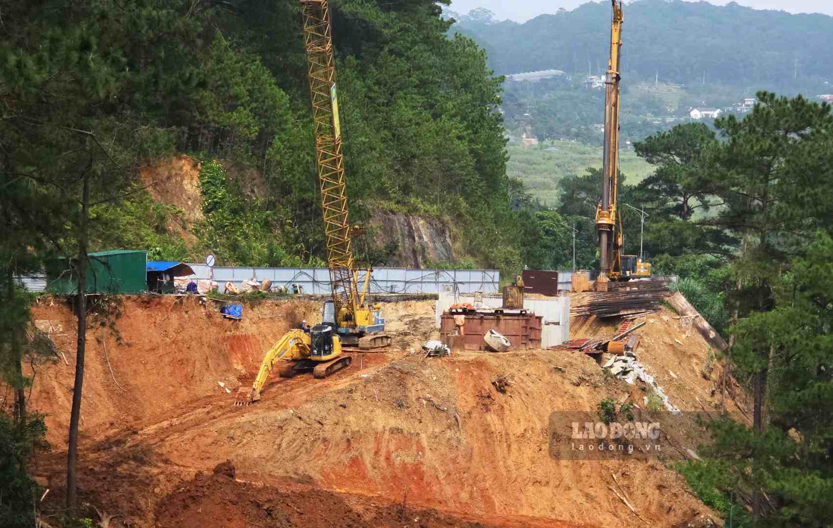Mimosa overpass on Mimosa Pass is under construction. Photo taken on the morning of September 15. Photo: Phuc Khanh