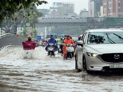 ハノイの天気予報 今夜と明日9月16日は大雨。写真:ホアイ・アイン