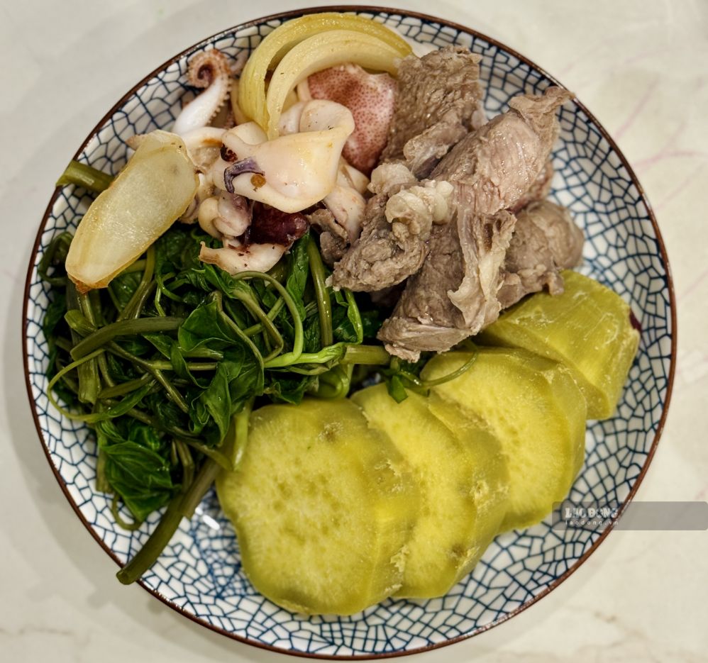 Combining sweet potatoes, green vegetables and boiled meat in reasonable proportions helps dinner be nutritious, supporting controlling energy intake into the body. Photo: Thuy Duong (taken 2026)