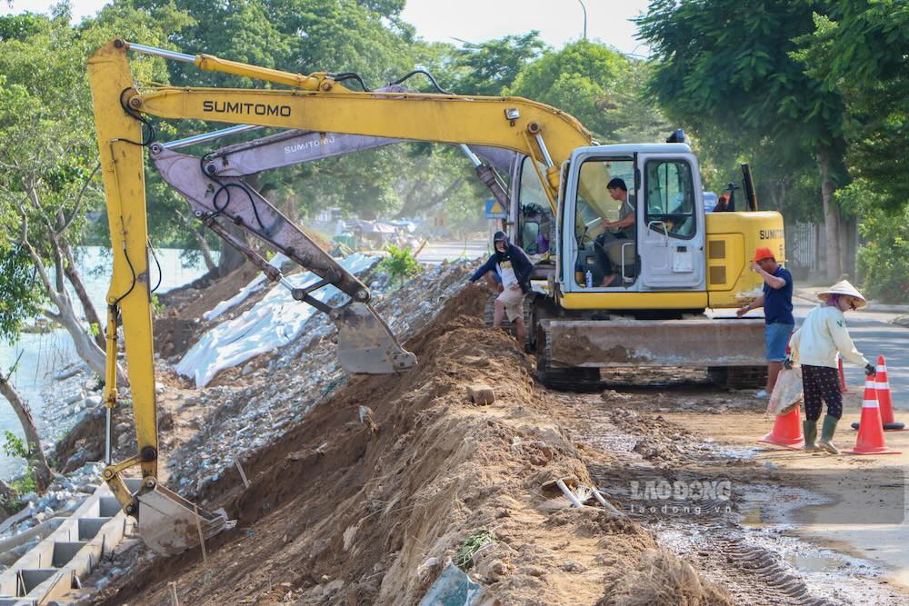 URGENTly erecting shields against landslides on the banks of the Bo River. Photo: Nguyen Luan