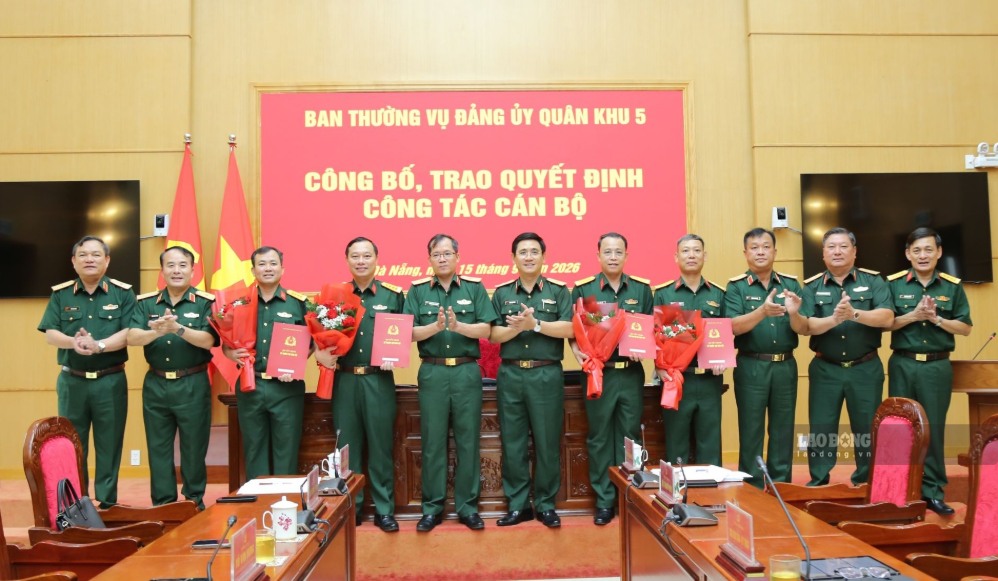 Colonel Tran Huu Ich (5th from right) receives the appointment decision to hold the position of Commander of Quang Ngai Provincial Military Command. Photo: Trong Quoc