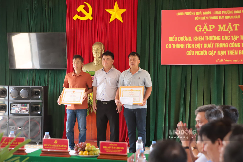 Ông Hoàng Châu Sơn - Chủ tịch UBND xã Núi Thành - tặng giấy khen cho 2 tàu cá Gia Lai (chụp ngày 14.9). Ảnh: Hoài Phương