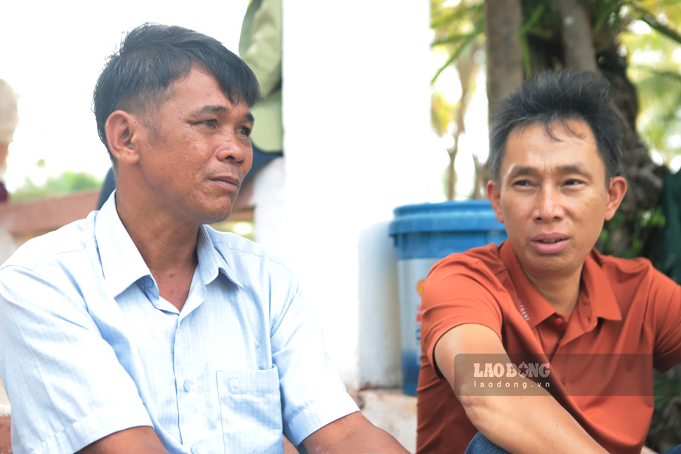 Fisherman Nguyen Ninh and captain Nguyen Van Huu (right) recall the days of life and death at sea (photo taken on September 14). Photo: Hoai Phuong