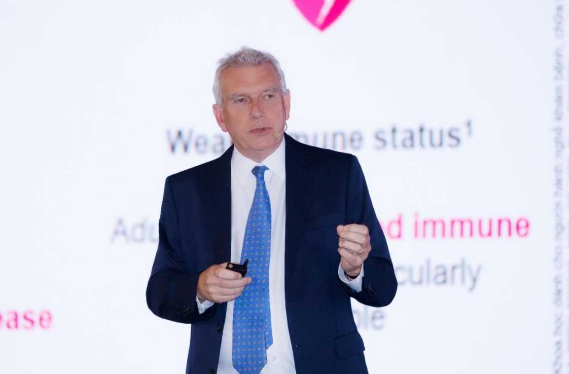 El profesor David Halpin, de la Facultad de Medicina de la Universidad de Exeter, Reino Unido, habla sobre el riesgo de contraer enfermedades infecciosas en los ancianos. Foto: Proporcionada por la Asociación de Geriatría de Vietnam